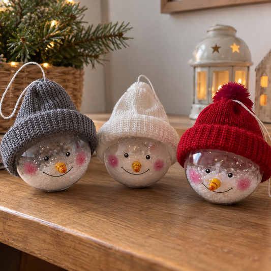 Snögubbekula med Stickad Mössa – Julgransdekoration